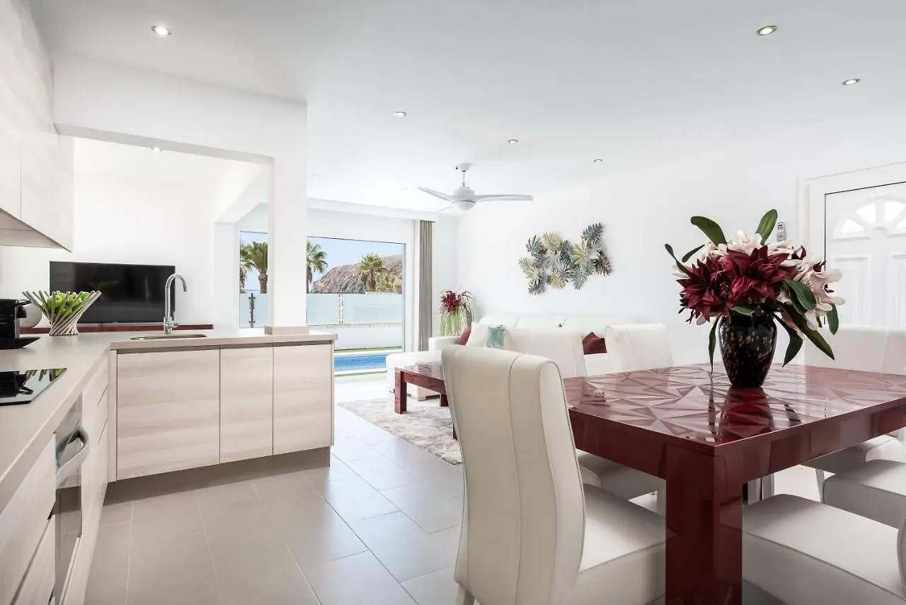 Luxurious 5* Villa - 300M2 - Private Heated Pool - Garage - Wifi 滨海帕尔姆 0*,  西班牙