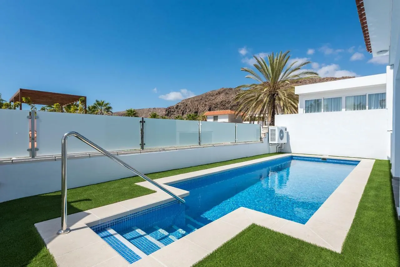 Luxurious 5* Villa - 300M2 - Private Heated Pool - Garage - Wifi 팔름-마르 스페인