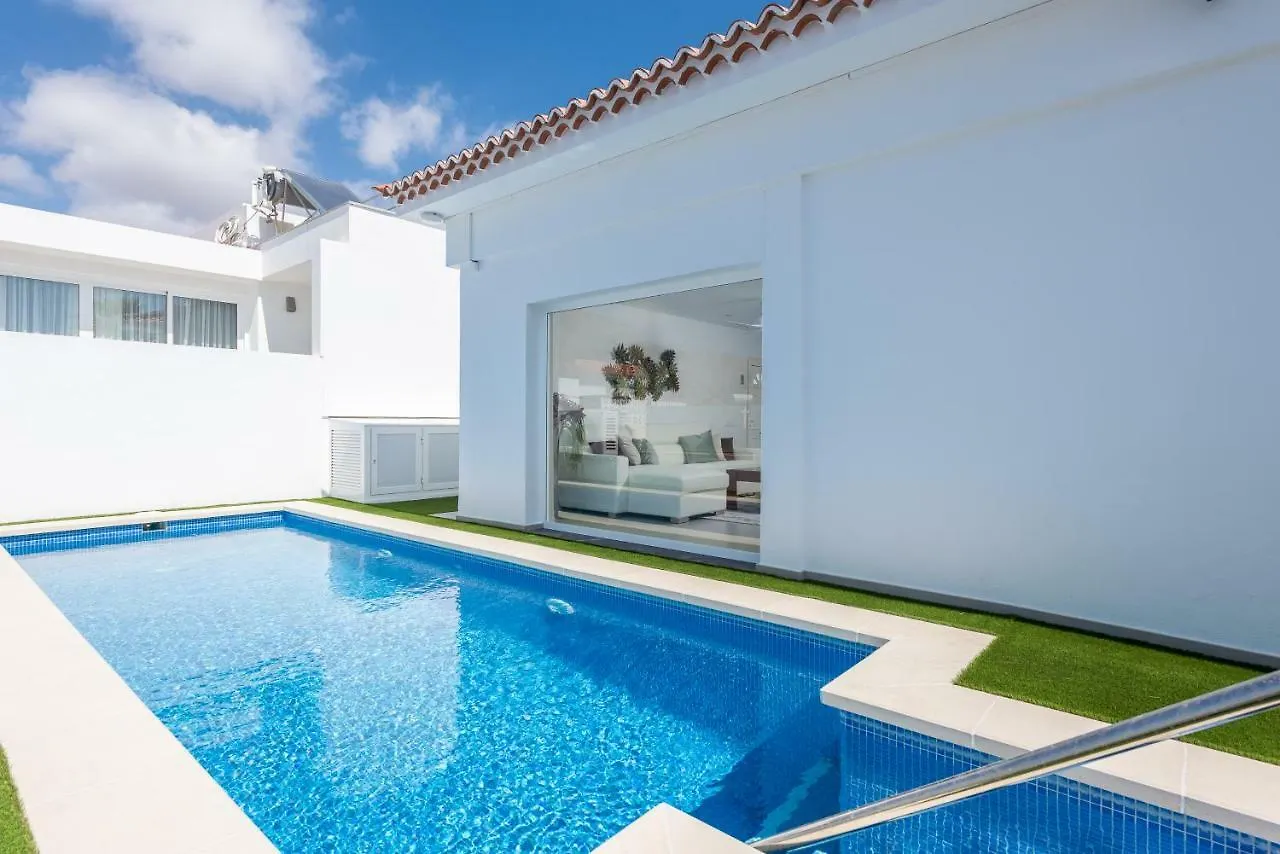 Luxurious 5* Villa - 300M2 - Private Heated Pool - Garage - Wifi 滨海帕尔姆