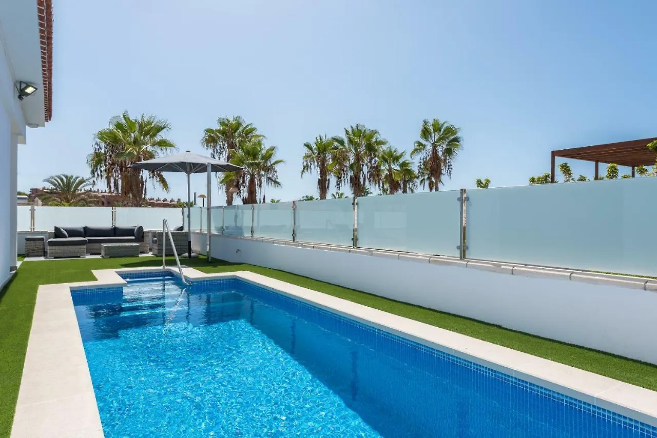 Luxurious 5* Villa - 300M2 - Private Heated Pool - Garage - Wifi 滨海帕尔姆