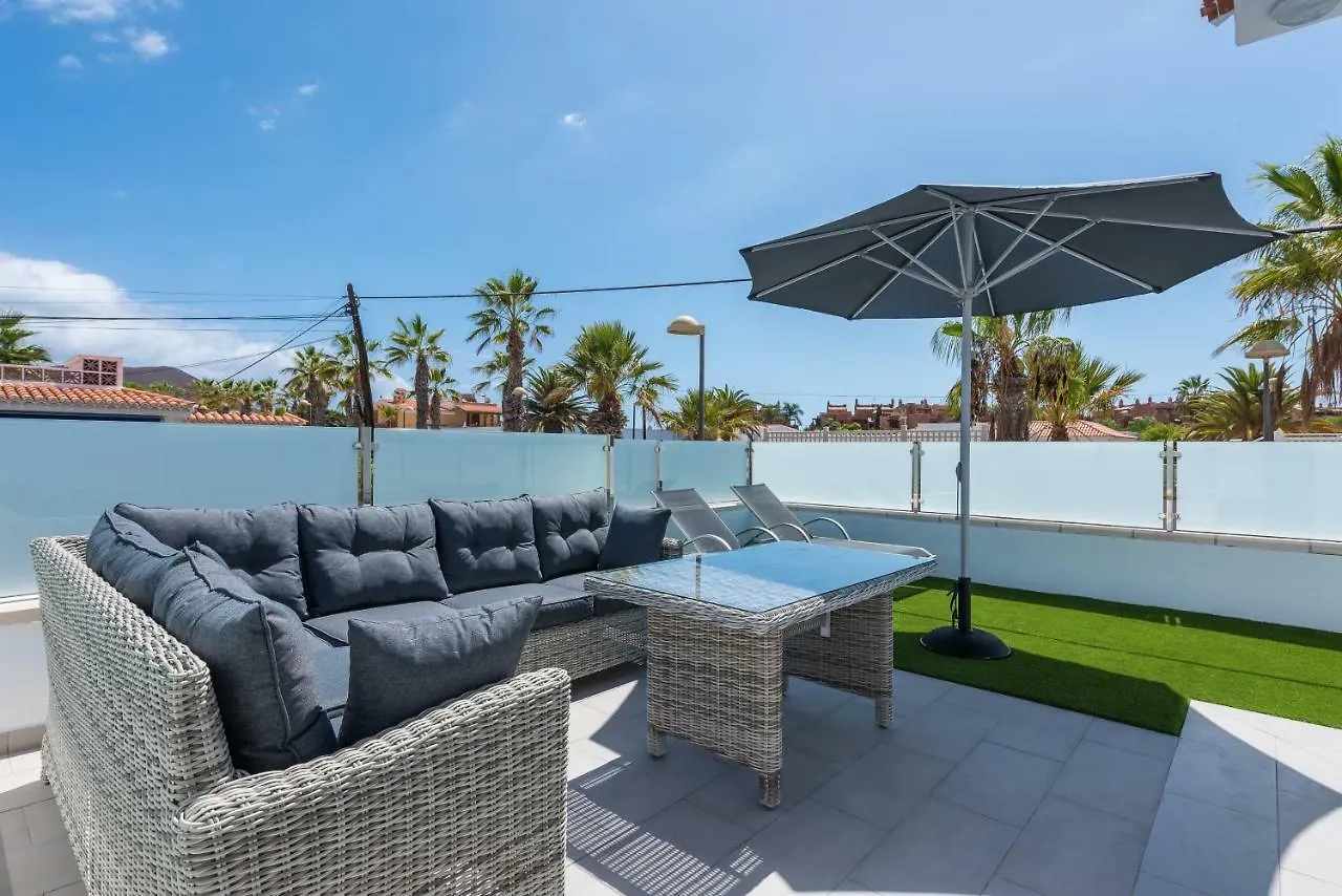Luxurious 5* Villa - 300M2 - Private Heated Pool - Garage - Wifi 팔름-마르 0*,  스페인